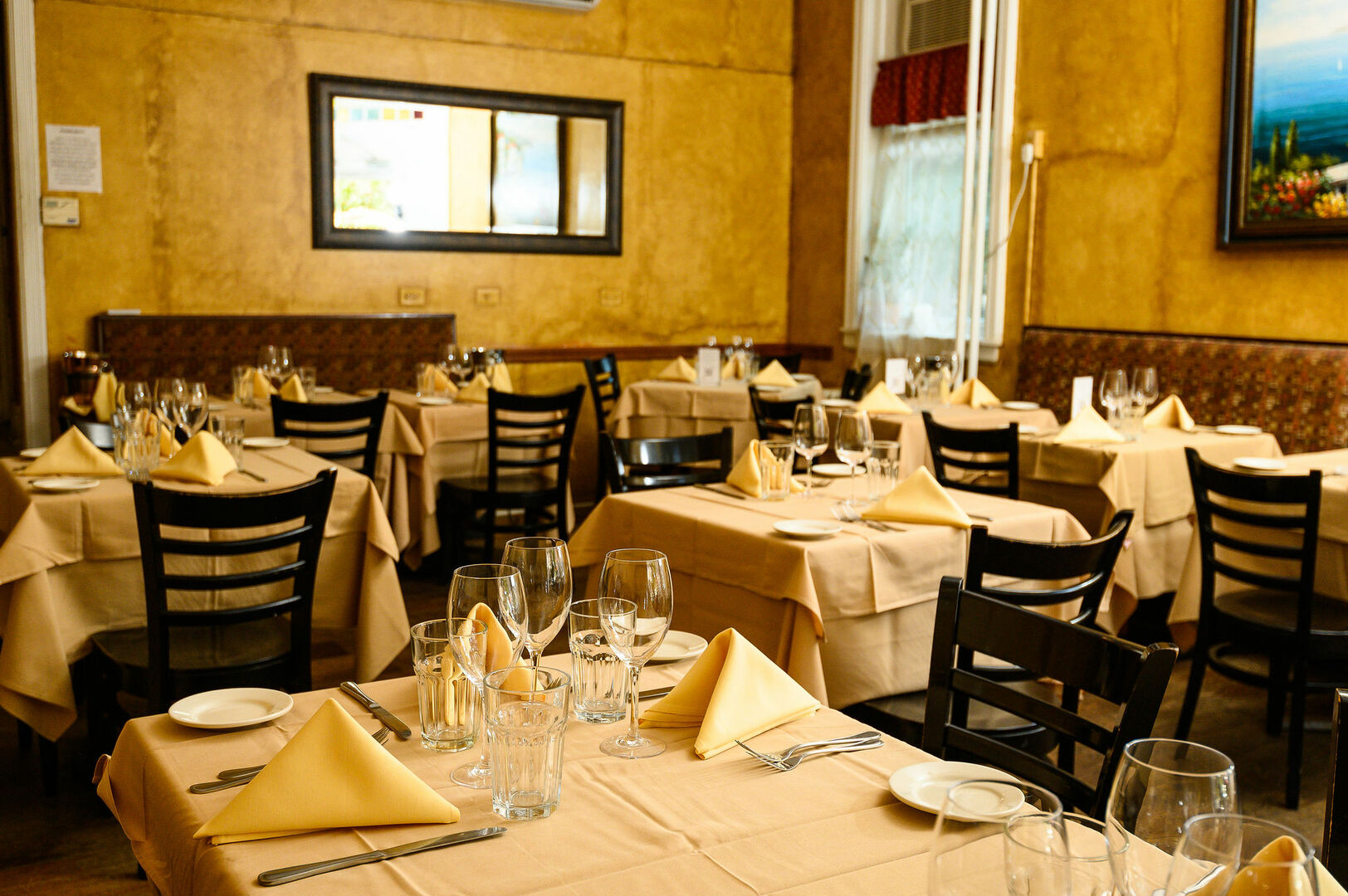 White Tablecloth Italian Restaurant, Trattoria Style w Outdoor Seating